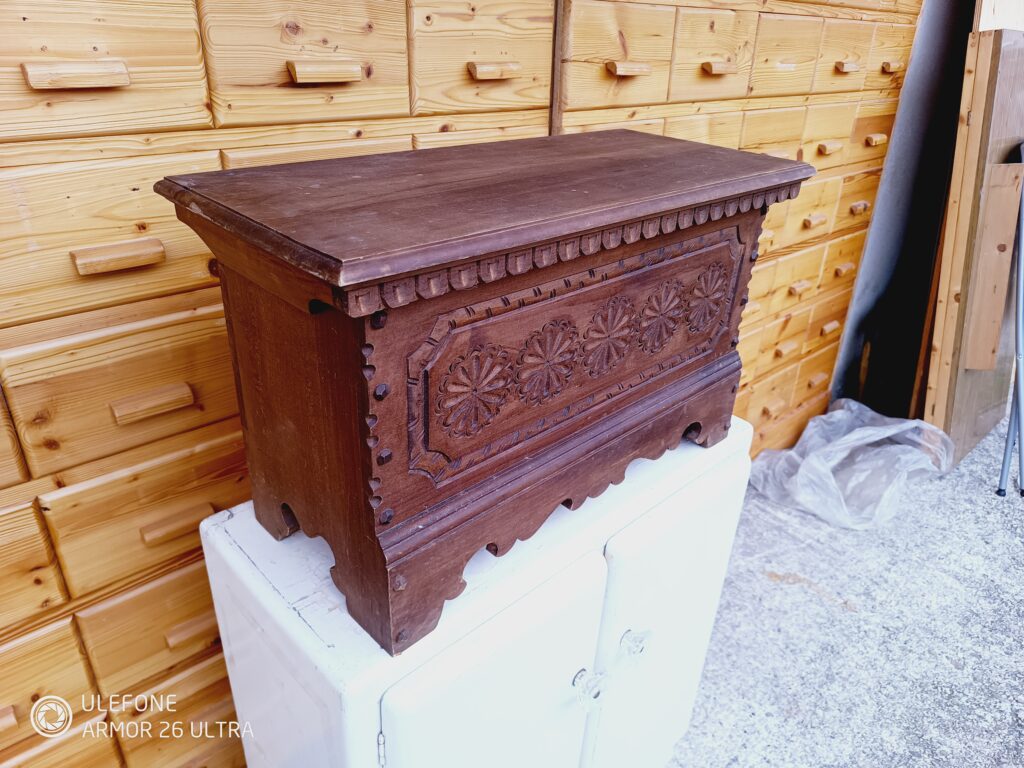 Piccola cassapanca in legno massello intagliato