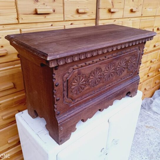 Piccola cassapanca in legno massello intagliato