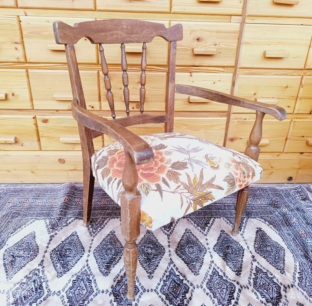 Sedia con braccioli vintage, in legno, con seduta floreale