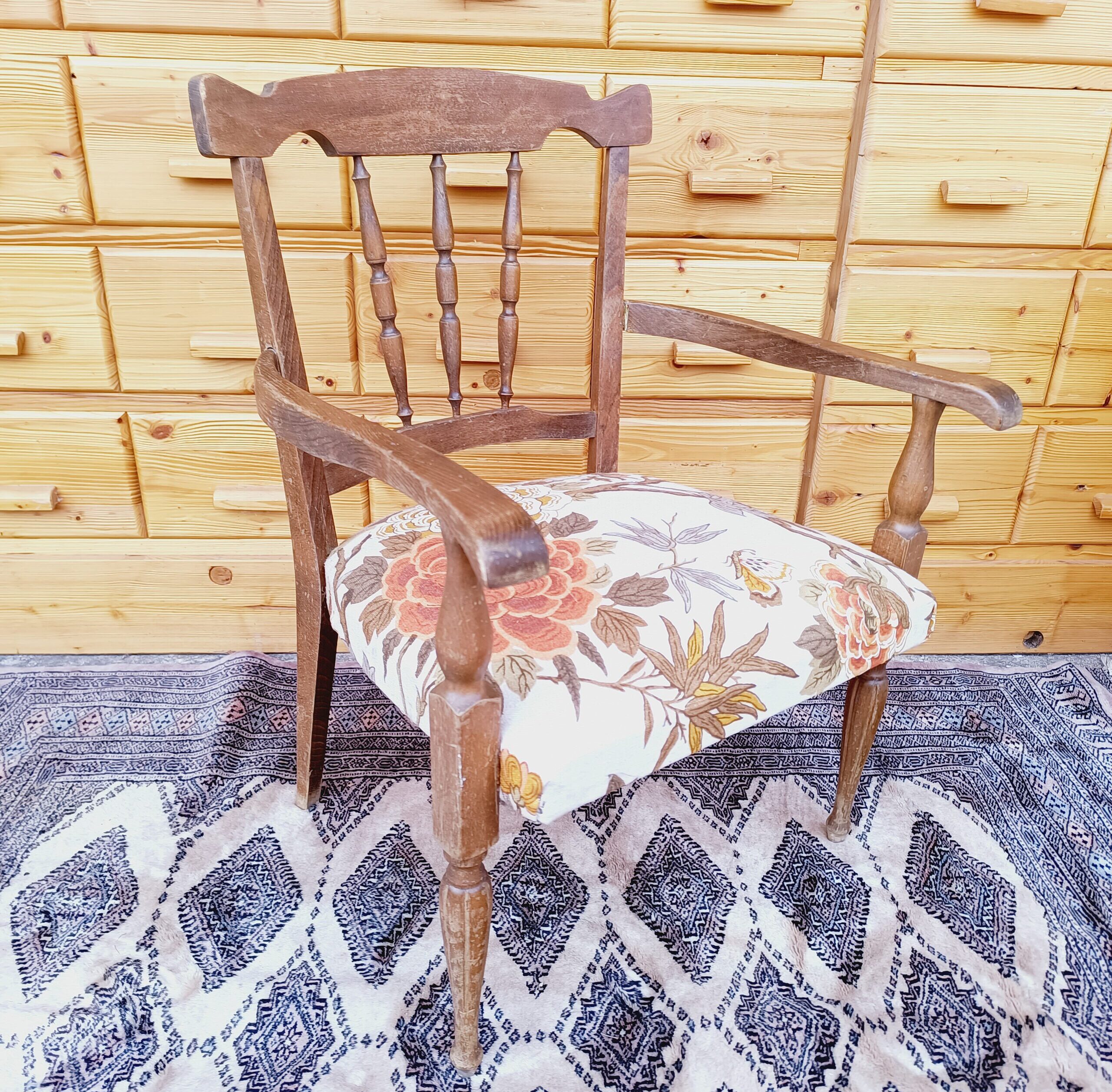 Sedia con braccioli vintage, in legno, con seduta floreale