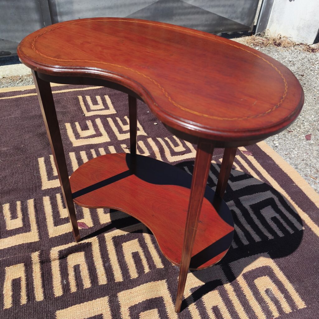Tavolino vintage a fagiolo in legno intarsiato