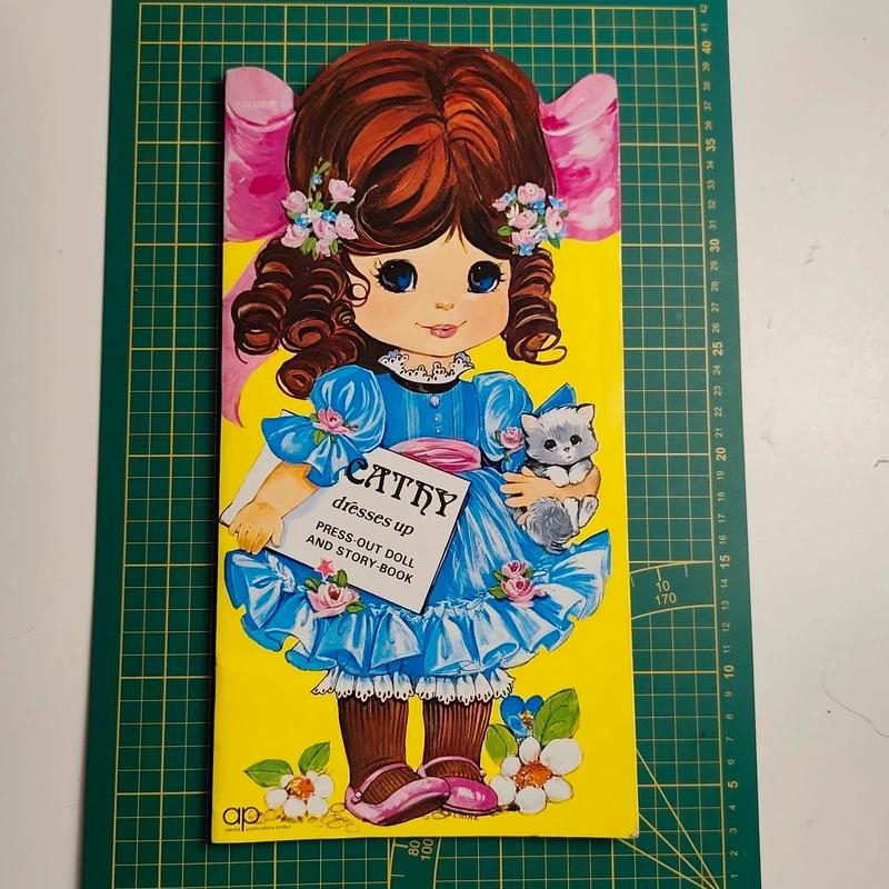 Libro bambolina di carta - Cathy dresses up - Press-out doll and story-book.