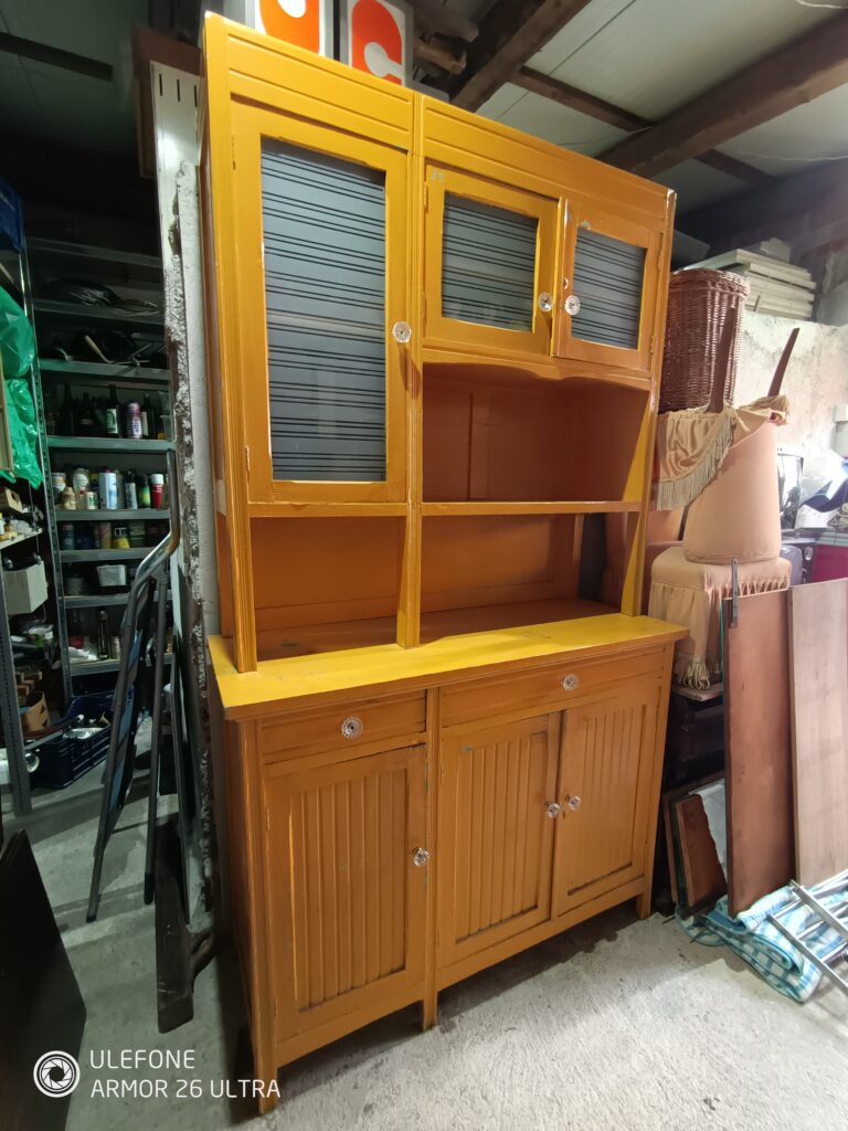 Credenza vintage anni '30, in legno massello giallo ocra