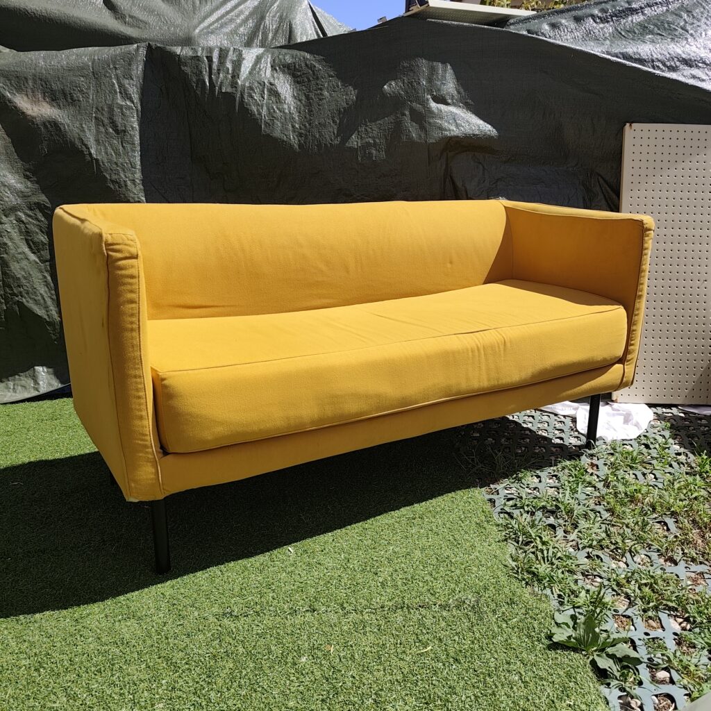 Divano vintage, modernariato anni '80, giallo ocra senape