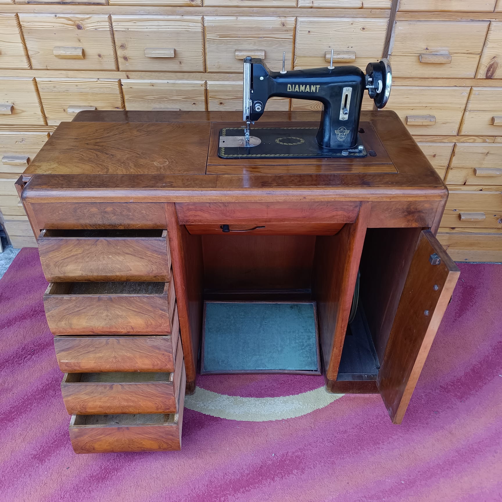 Scrivania con macchina da cucire vintage