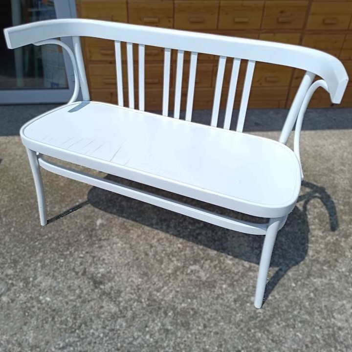 Panchina bianca, vintage, legno curvo stile thonet