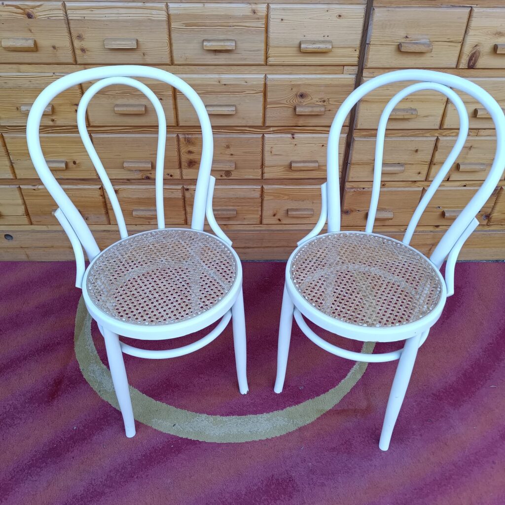 Coppia di sedie, stile Thonet - bianche con seduta in paglia di Vienna