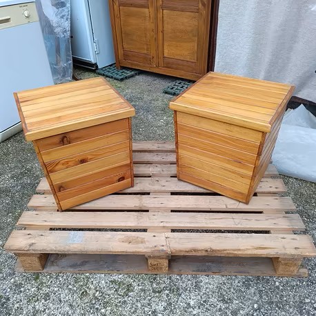 Coppia di sgabelli, poggiapiedi, in legno massello