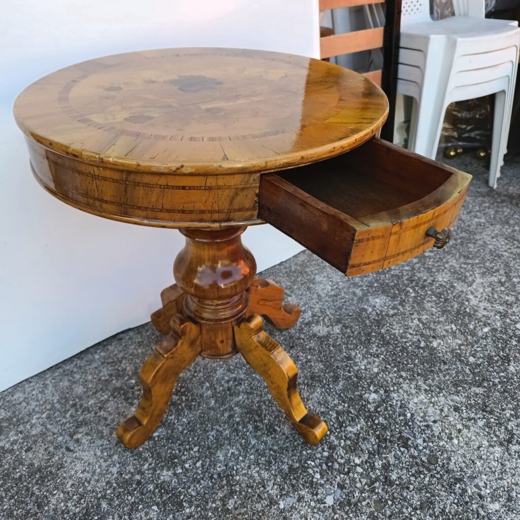 Tavolino rotondo antico in legno, intarsiato, con cassetto